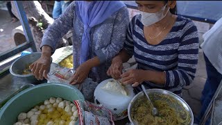 INTIP CARA PEMBUATAN MARTABAK USUS PALING RAME DI GRESIK.! HARUS SABAR ANTRI martabak usus mbak elis