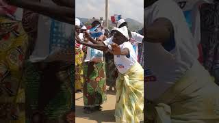 umukecuru abyiniye kagame ivumbi riratumuka #dance #foryou