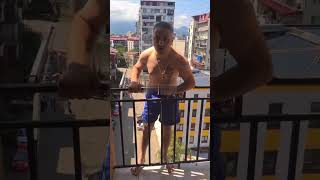 В Грузии мужик залез на восьмой этаж по балконам, из-за того, что на его балкон капал конденсат.