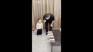 奇怪了，最后一根怎么这么硬呢？#调皮捣蛋的小家伙 #人类幼崽 #萌娃