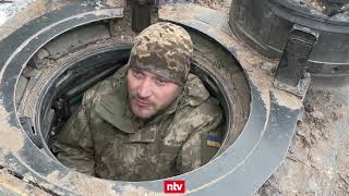 "Gerettet von deutscher Panzerung" - Ukrainische Besatzung zeigt zerschossenen Leopard 2 | ntv