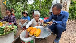 បុរសលាក់មុខ​ ជួយ១លានទិញ​បន្លែ​ផ្លែឈេី​ ម៉ែៗ​សប្បាយចិត្តណាស់