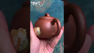 《手工紫砂壺製作》貓咪泥繪紫砂壺 (清朝初期就流行的壺身裝飾，先畫好再入窑燒製)