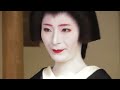 京都・祇園　桜の紅葉が始まった巽橋を渡る「まめ彩さん（芸妓）」　襟替え　mameaya geiko gion kyoto