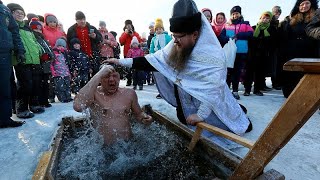 Russie : plongeon dans l'eau glacée pour l'Épiphanie