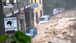 Genova alluvione del 4 novembre 2011, il Fereggiano esonda. Uomo rischia la vita nella propria auto