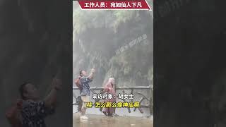 一位白髮老人走過瀑布，宛如仙人下凡，網友：人間仙境！