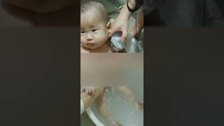 목욕하는 모습 귀엽네요 Taking a bath is cute #아기 #baby