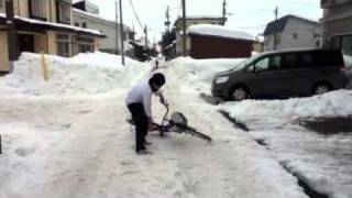 自転車にうまく乗れない中学生