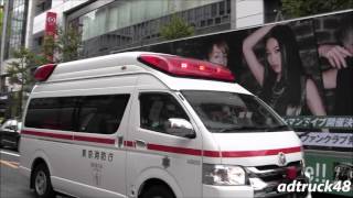 緊急走行する救急車に道を譲る歩行者　渋谷スクランブル交差点より