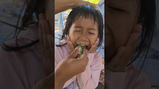 DE IJA NANGIS DI KASI KUE PUTU