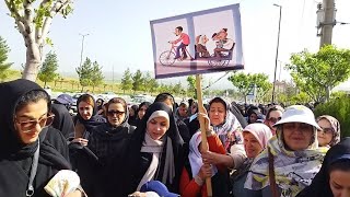 Walking of women and girls of Sanghar city from Iran in order to support the family.