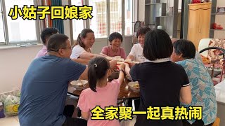 小姑子回娘家，倔媳妇高兴的炖大猪腿招待，不忘叫上姑姑一起热闹