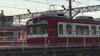 京急線6両編成21回送800形823-1〜6編成が、金沢八景駅手前の車庫車止めに停車中！