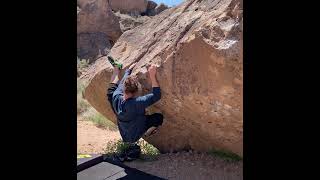 Corporation Pop (V3) - Tall Beta: Bishop bouldering [Pfiff]