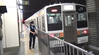 夜の小山駅に終着として到着したばかりの両毛線上り211系