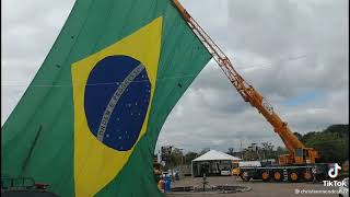 grande bandeira do Brasil erguida no dia 7 de setembro de 2021