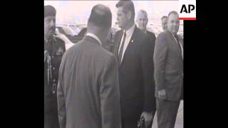 SYND 10-4-69 KING HUSSEIN GREETED AT THE PENTAGON BY MELVIN LAIRD