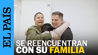 Así ha sido el reecuentro de las nuevas rehenes liberadas por Hamás con sus familiares | EL PAÍS