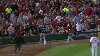 MIL@STL: Ramirez makes basket catch in foul ground