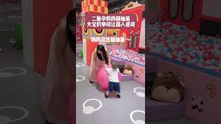 妈妈突然腿抽筋，童童的做法太暖心了！#funny#萌娃#cute