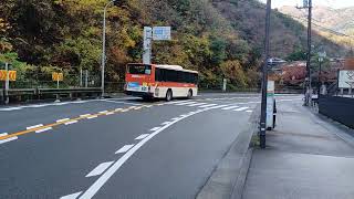 箱根町港バス停を目指して、塔ノ沢バス停を通り過ぎていく箱根登山バス