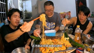 90后两兄弟躺平生活的一天，花十几块钱就能做出豪华版泡面，男生的快乐很简单