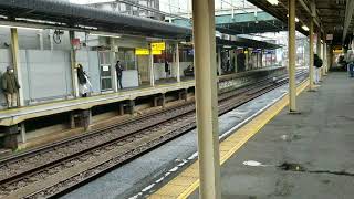 雨の京急線 八丁畷駅 高速通過集