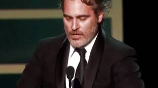 Joaquin phonenix give thanks to heath ledger during his SAG award speech