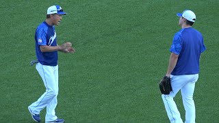 今季初めてレフトを守った細川に注意点を伝える大西コーチ (2023/08/18)