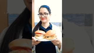 Street Style ghr m bana desi burger 🍔🤤 #shorts #youtubeshorts #streetfood #desi