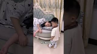 妈妈累到在沙发上睡着，没想到儿子看到以后的行动这么暖心！ #funny#萌娃#cute