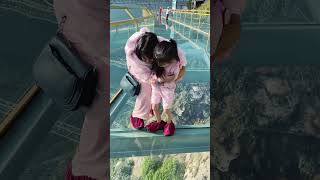 Bé Cún và Linh Nhi đi trên Cầu Kính || Walk on the Glass Bridge #shorts