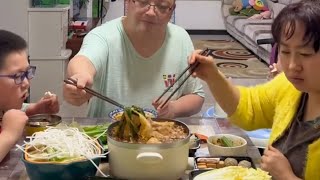 mukbang hakiki今天降溫了火鍋火鍋#拒絕浪費光盤行動 #幸福一家人 #家庭趣事