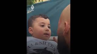 “قالوا لي مش رح يعرفك ابنك”.. مشهد مؤثر للحظة لقاء أسير محرر من سجون الاحتلال بطفله ووالديه