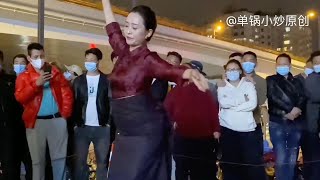 美艳藏女，曼妙舞姿—成都街头的藏族锅庄