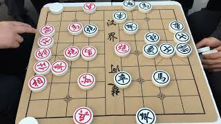 没见过红方这样下棋的，正进攻你正跟你讲解，你最后还输 #公园象棋#象棋#街头象棋