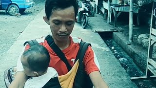 INI SOSOK AYAH SEKALIGUS IBU YANG VIRAL KARNA MEMBAWA BAYI BERJUALAN