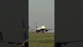 Boeing 737NG Ryanair Takeoff #avgeeks #planespotting #lisbonairport #airportslive