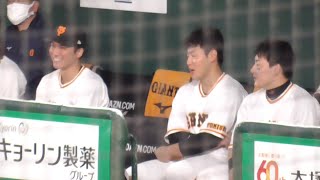 ベンチで丸、岡本とご機嫌そうに話す坂本勇人