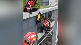 서울 구로서 건물 15층 유리 깨져…1명 부상 / 연합뉴스TV (YonhapnewsTV)