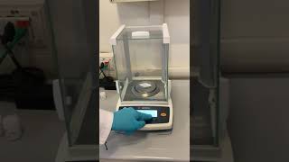 Come pesare con una bilancia analitica - How to weigh with an analytical balance