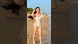 @迪追追 #阳光沙滩海浪 #海滩美女 #沙滩🏖 #穿出自己的风格 #仙女都在玩水