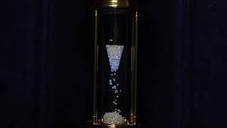 ダイヤモンドの砂時計を眺めるだけ。/Appreciate the diamond hourglass.