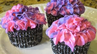 HOW TO FROST CUPCAKES IN TWO COLORS