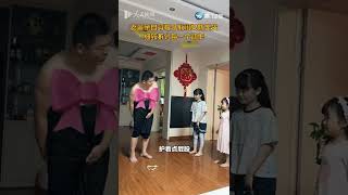 【大陸】滿滿父愛！老爸親自穿裙子教閨女防走光