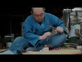 1本の丸太から犬のお守りを作るプロセス。日本の木彫刻職人