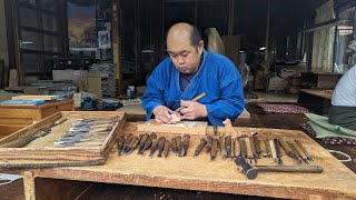 1本の丸太から犬のお守りを作るプロセス。日本の木彫刻職人