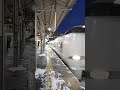 雪の影響で1時間以上遅れて米原駅に到着する特急しらさぎ12号名古屋行き