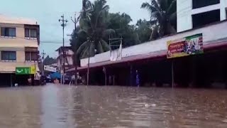 ഭീതിയൊഴിയാതെ കേരളം; ഏഴിടത്ത് റെഡ് അലര്‍ട്: അരലക്ഷത്തിലേറെ പേര്‍ ക്യാംപുകളില്‍| Kannur - flood